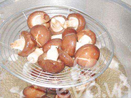 Gà hấp nấm thơm ngon đặc biệt