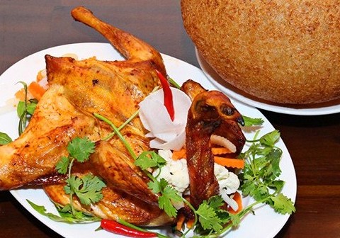 ga nuong lu xoi chay mon an don tim thuc khach o mien dat vo Gà nướng lu xôi cháy - món ăn "đốn tim" thực khách ở miền đất võ