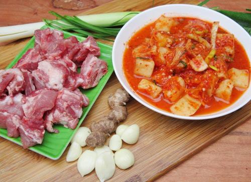 Gà om nấm, canh kim chi củ cải ngon cơm ngày lạnh