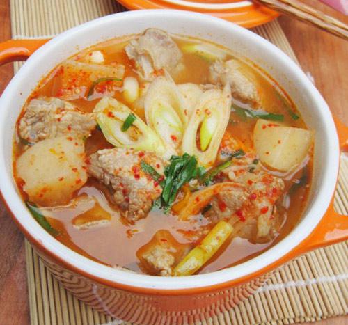 Gà om nấm, canh kim chi củ cải ngon cơm ngày lạnh