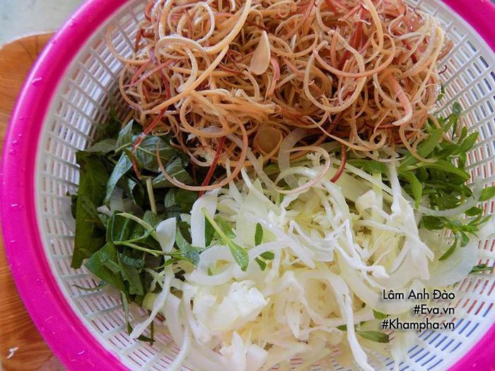 Gà thừa sau Rằm đem làm gỏi gà hoa chuối giòn ngon, thanh mát ăn mãi chẳng ngán