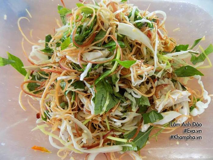 Gà thừa sau Rằm đem làm gỏi gà hoa chuối giòn ngon, thanh mát ăn mãi chẳng ngán
