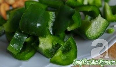 Gà xào hạt điều bùi thơm lạ miệng