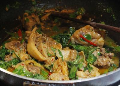 Gà xào húng quế thơm lừng