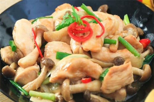Gà xào nấm thơm ngon khó cưỡng, không sợ thịt bị khô, khó ăn
