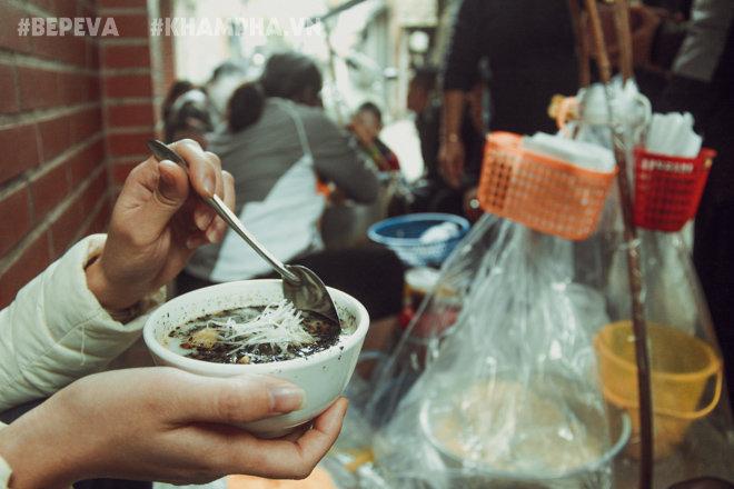 Gánh bánh trôi tàu nóng hổi đông khách, dù Hà Nội lạnh lắm vẫn chấp nhận đứng để thưởng thức