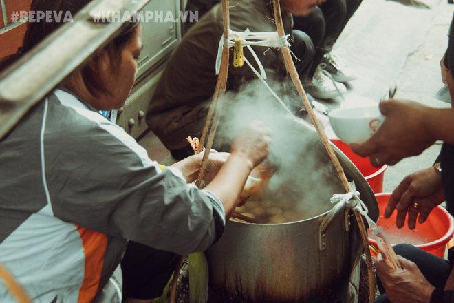 Gánh bánh trôi tàu nóng hổi đông khách, dù Hà Nội lạnh lắm vẫn chấp nhận đứng để thưởng thức