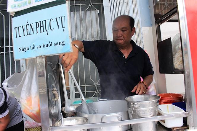 Gánh hàng rong lên quán cháo bò viên 'ông hói': 20 năm người Sài Gòn không quên