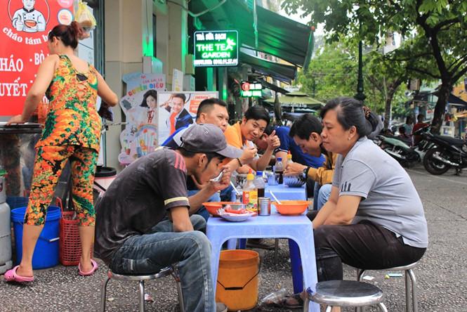 Gánh hàng rong lên quán cháo bò viên 'ông hói': 20 năm người Sài Gòn không quên