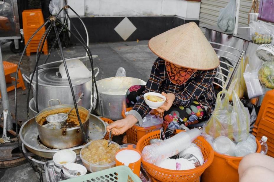 Gánh tàu hũ gần 30 năm trong hẻm Sài Gòn: Không dám nghỉ bán vì nhớ... khách