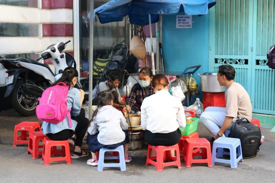 Gánh tàu hũ gần 30 năm trong hẻm Sài Gòn: Không dám nghỉ bán vì nhớ... khách