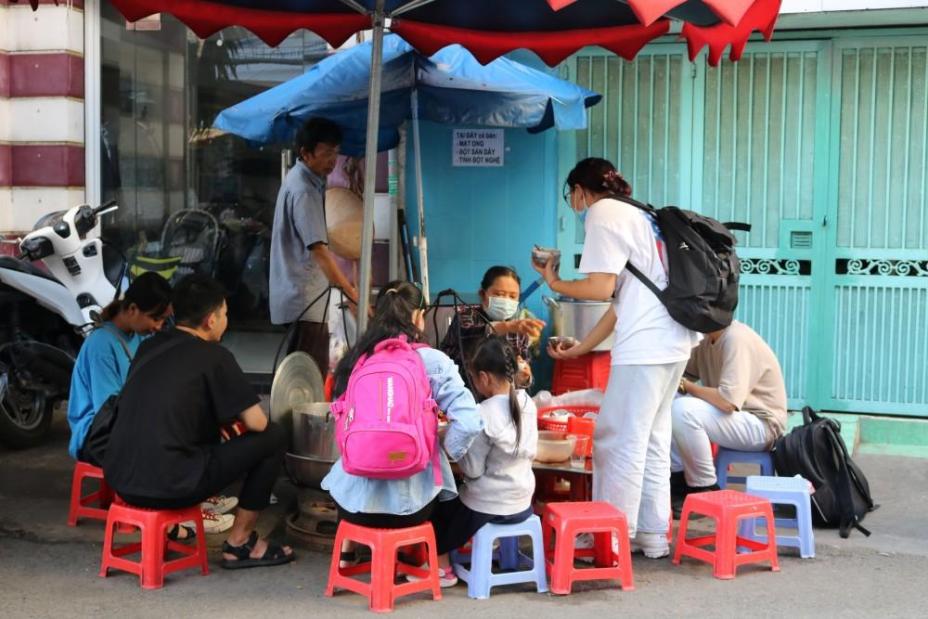 Gánh tàu hũ gần 30 năm trong hẻm Sài Gòn: Không dám nghỉ bán vì nhớ... khách