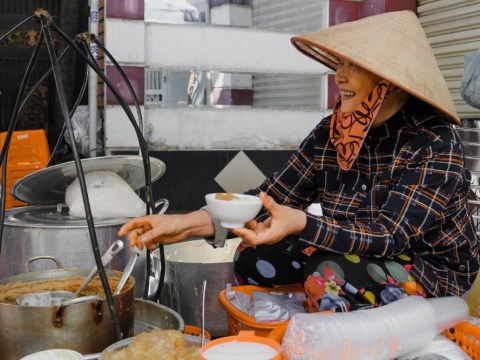 ganh tau hu gan 30 nam trong hem sai gon khong dam nghi ban vi nho khach Gánh tàu hũ gần 30 năm trong hẻm Sài Gòn: Không dám nghỉ bán vì nhớ... khách