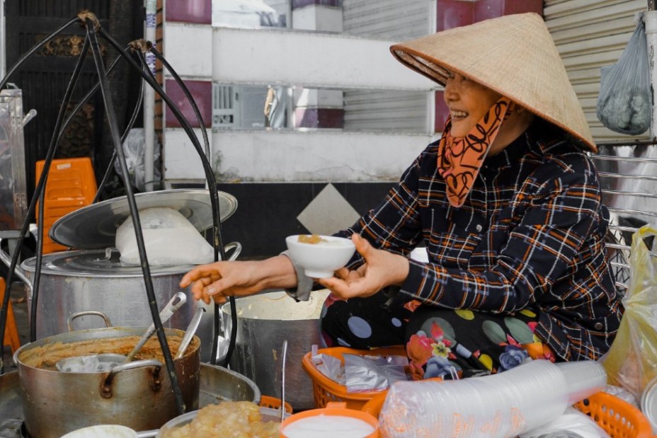 Gánh tàu hũ gần 30 năm trong hẻm Sài Gòn: Không dám nghỉ bán vì nhớ... khách