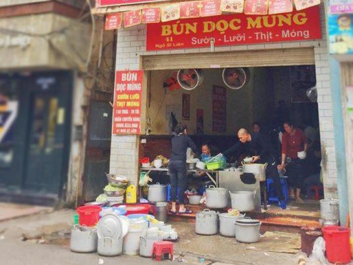 Ghé quán bún chửi Ngô Sĩ Liên thử ăn một bữa no không tiếng... chửi