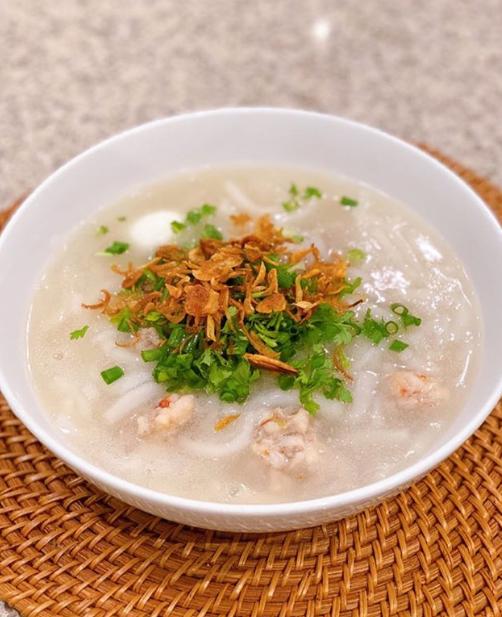 Hà Tăng dạy con làm bánh canh bột gạo