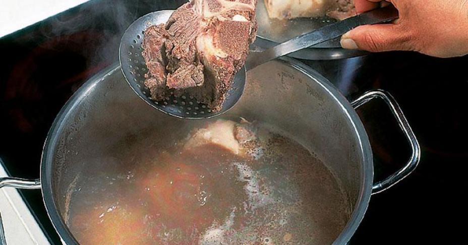 Hầm xương muốn nước ngọt mà lại trong veo thì các mẹ phải học ngay các mẹo này nhé!