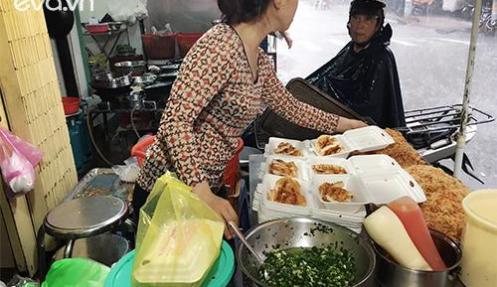Hàng bánh mì nướng muối ớt ngon nhất Sài Gòn: Ngày bán "chơi" cũng được 300 ổ