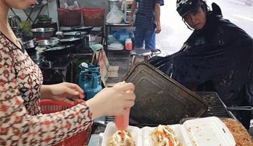 Hàng bánh mì nướng muối ớt ngon nhất Sài Gòn: Ngày bán "chơi" cũng được 300 ổ