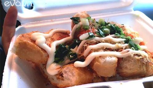 Hàng bánh mì nướng muối ớt ngon nhất Sài Gòn: Ngày bán "chơi" cũng được 300 ổ