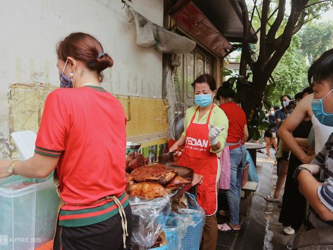 hang thit quay dong khach xep hang moi chieu Hàng thịt quay đông khách xếp hàng mỗi chiều