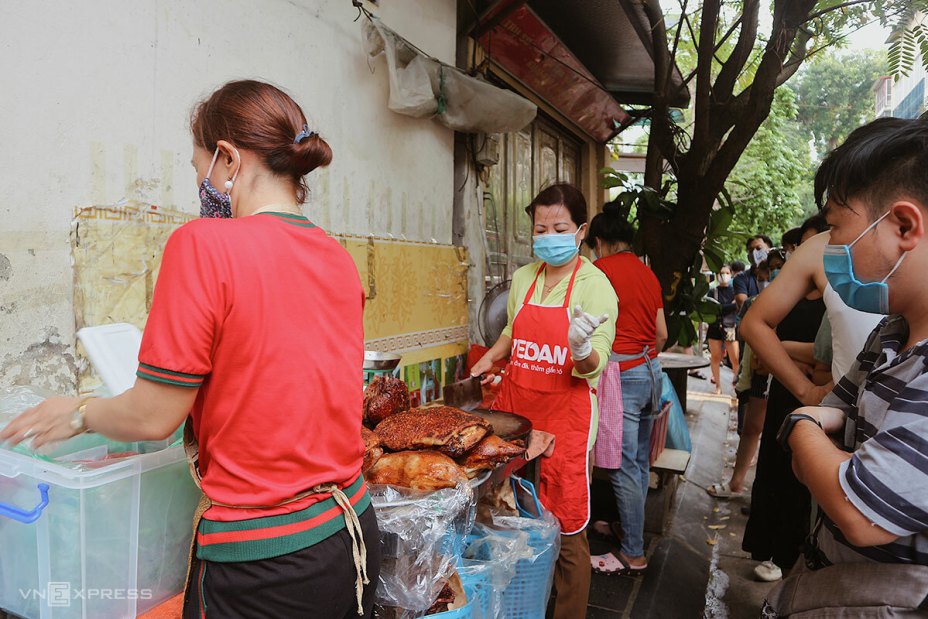 Hàng thịt quay đông khách xếp hàng mỗi chiều