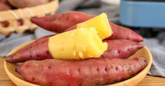 Hấp khoai lang dùng nước nóng hay lạnh, đầu bếp mách cách làm đúng giúp khoai ngọt mềm
