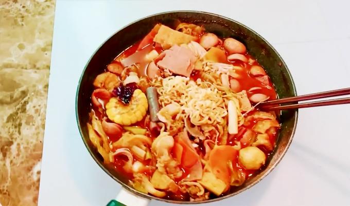 Hari Won ăn 2 suất lẩu tokbokki 'ngon nhức nhối'