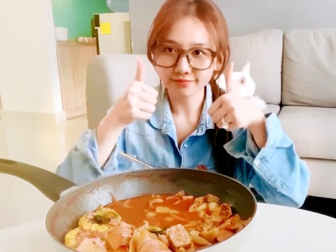 hari won an 2 suat lau tokbokki ngon nhuc nhoi Hari Won ăn 2 suất lẩu tokbokki 'ngon nhức nhối'