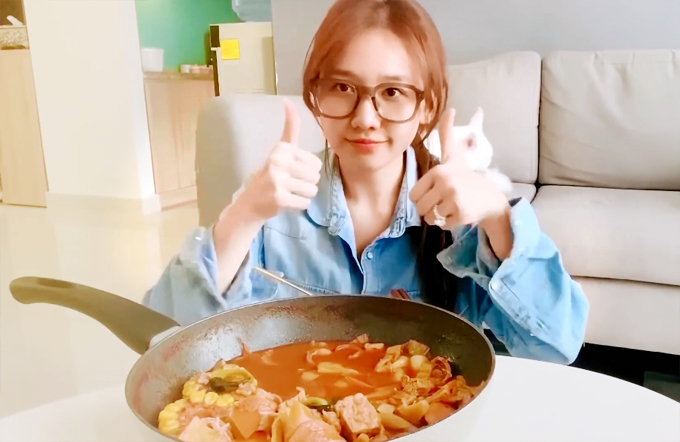 Hari Won ăn 2 suất lẩu tokbokki 'ngon nhức nhối'