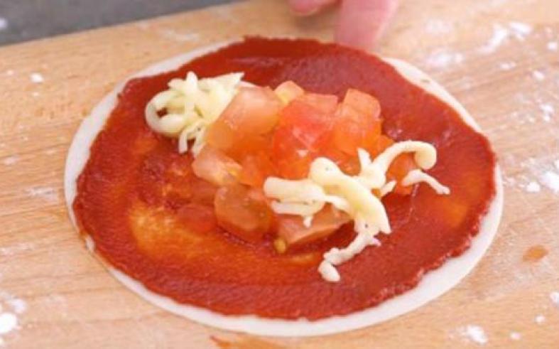 Hô biến vỏ há cảo thành món bánh pizza cuộn chỉ trong nháy mắt