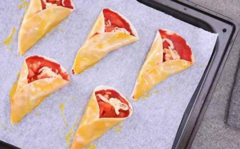 Hô biến vỏ há cảo thành món bánh pizza cuộn chỉ trong nháy mắt