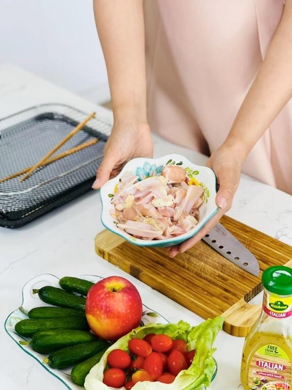 Hoa hậu Ngọc Hân tiết lộ bí kíp giữ dáng khi ở nhà mùa dịch với món salad sụn gà kèm nước ép