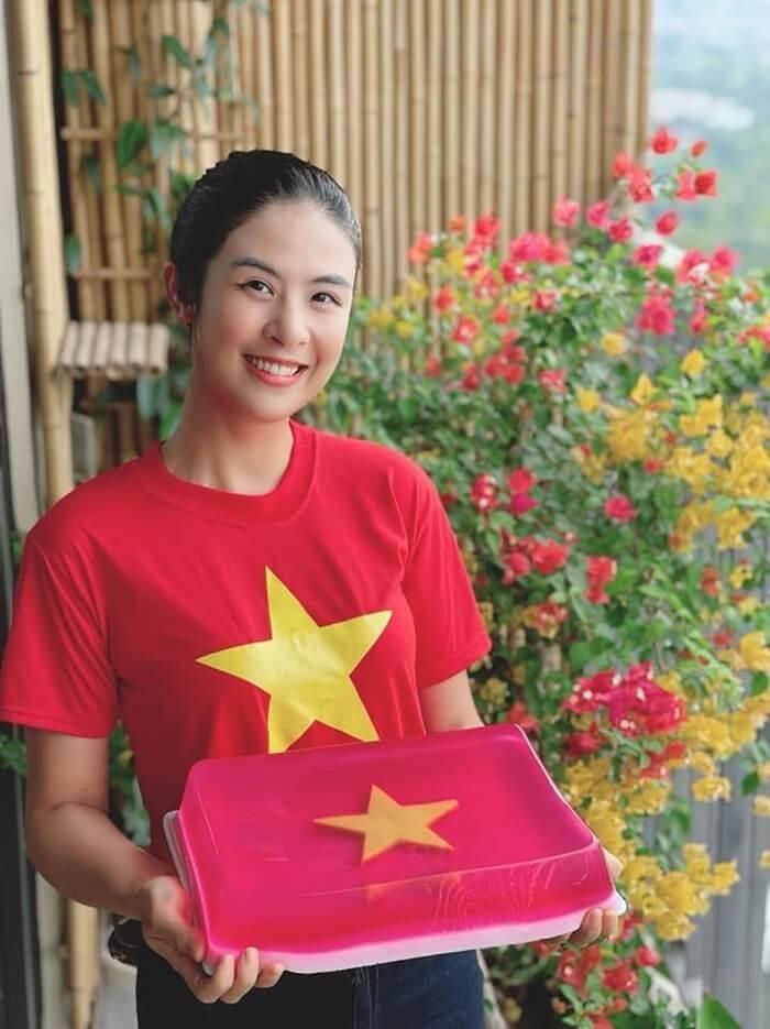 Hoa hậu Ngọc Hân trổ tài làm món thạch rau câu tạo hình cờ đỏ sao vàng, dân tình đua nhau xin công thức