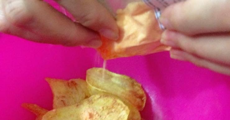 Hóa ra bí kíp làm snack khoai tây chiên phô mai giòn rụm ngon khó cưỡng lại là thứ nguyên liệu mà nhà ai cũng có