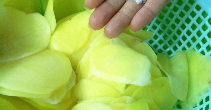 Hóa ra bí kíp làm snack khoai tây chiên phô mai giòn rụm ngon khó cưỡng lại là thứ nguyên liệu mà nhà ai cũng có