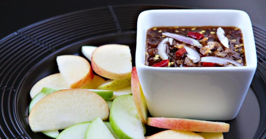 Học cách làm mắm chấm trái cây "thần thánh" của người Thái chỉ trong 15 phút