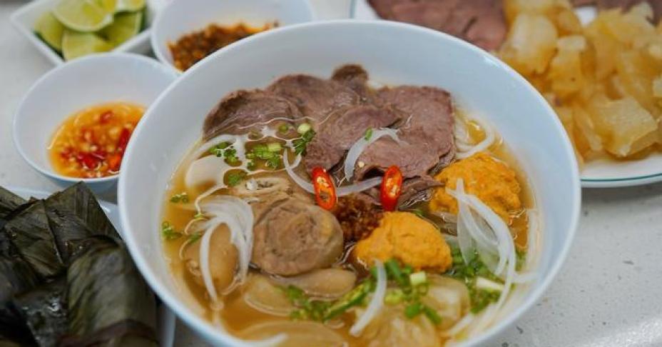 hoc lom hoa hau ngoc han cach nau bun bo hue ngon lanh thom nuc dai ca nha dip cu 4 "Học lỏm" Hoa hậu Ngọc Hân cách nấu bún bò Huế ngon lành thơm nức đãi cả nhà dịp cuối tuần