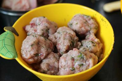 Hướng dẫn làm chả cá thơm ngon, an toàn tại nhà