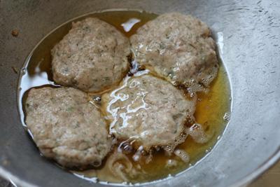 Hướng dẫn làm chả cá thơm ngon, an toàn tại nhà