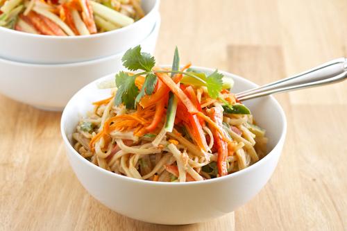 Hướng dẫn làm món nộm mỳ sốt vừng
