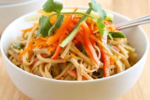Hướng dẫn làm món nộm mỳ sốt vừng