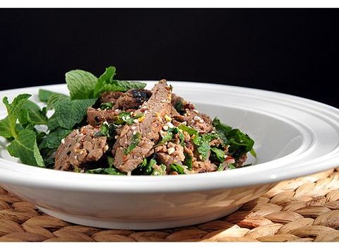 huong dan lam mon salad bo nuong chua cay Hướng dẫn làm món salad bò nướng chua cay