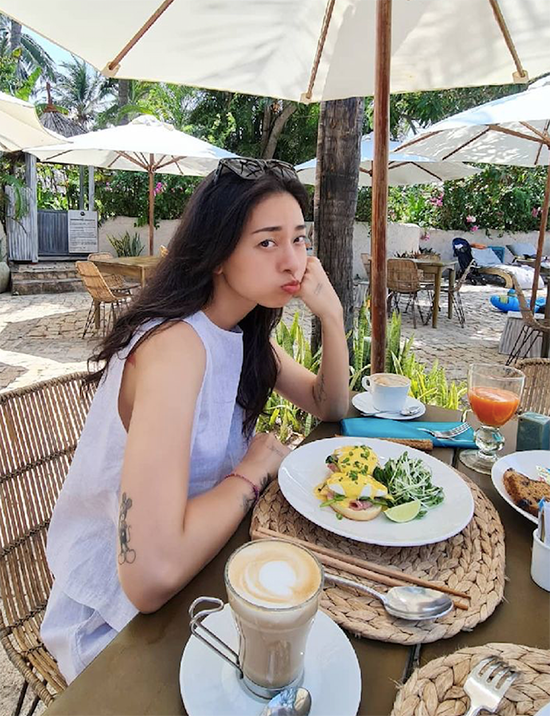 Huy Trần quay vlog nấu bữa sáng cho Ngô Thanh Vân
