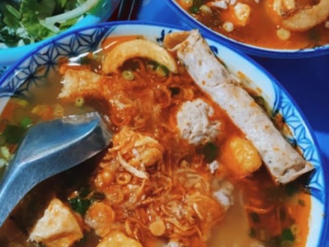 huyen my thich bun rieu top mo le duong Huyền My thích bún riêu tóp mỡ lề đường