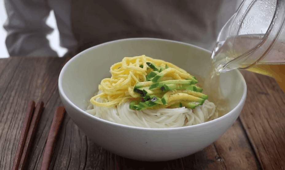 Janchi guksu - món mì yến tiệc Hàn Quốc thanh tao, đẹp tựa tranh