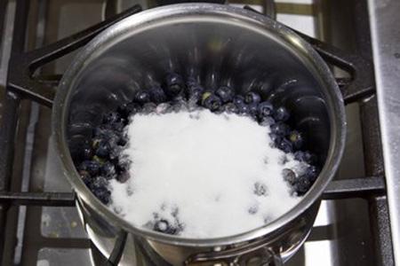 Kem sữa chua việt quất làm dịu nắng nóng