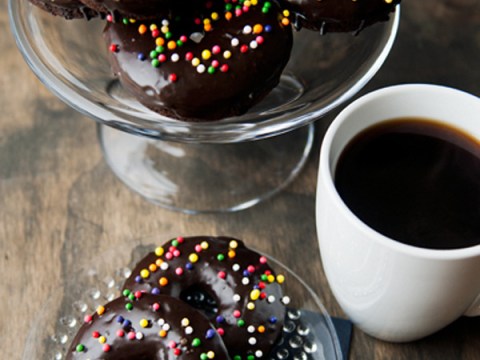 kheo tay lam banh donut chocolate ngon nhu tiem Khéo tay làm bánh donut chocolate ngon như tiệm