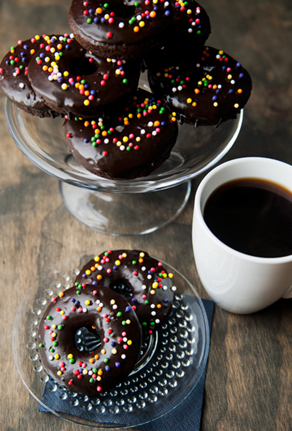 Khéo tay làm bánh donut chocolate ngon như tiệm