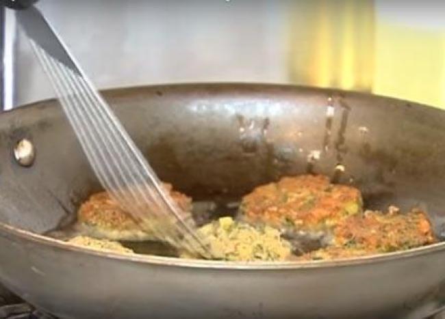 "Khóc thét" trước món ăn kinh dị được làm từ ấu trùng ruồi giấm